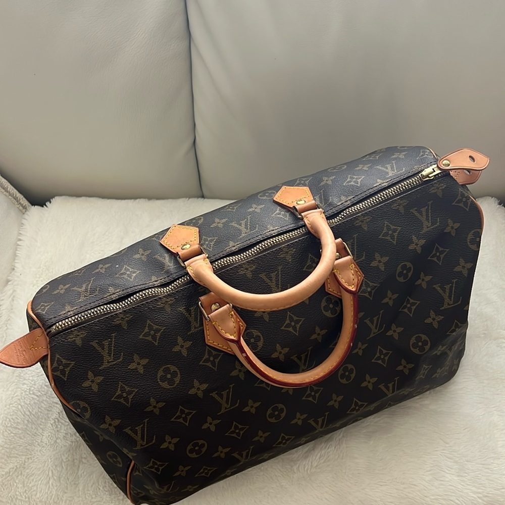 Authentic Louis Vuitton Monogram Speedy 40 Handbag with lock and key